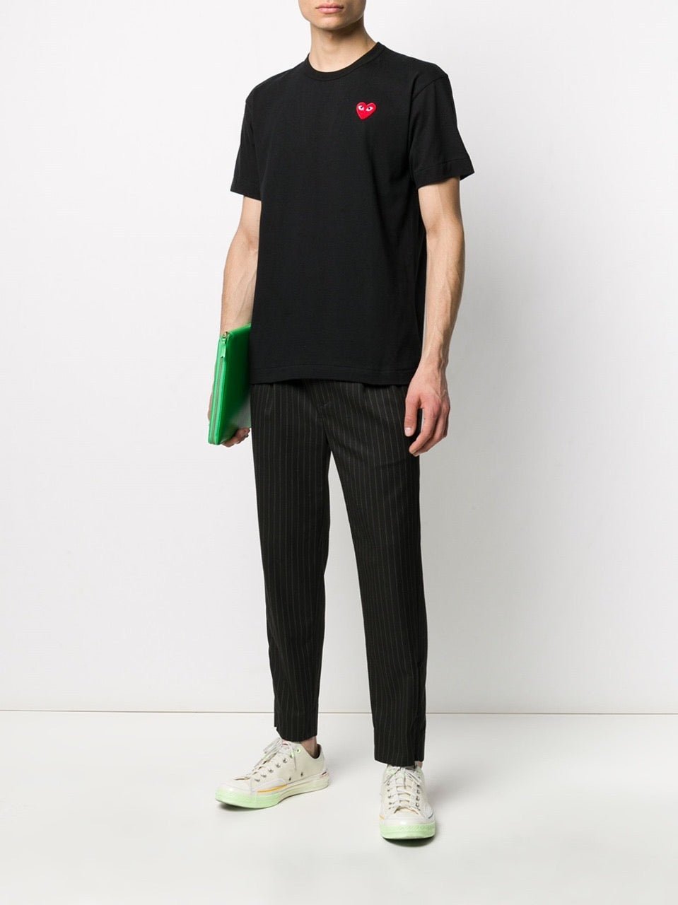 Camiseta Comme des Garçons PLAY em preto com emblema vermelho.
