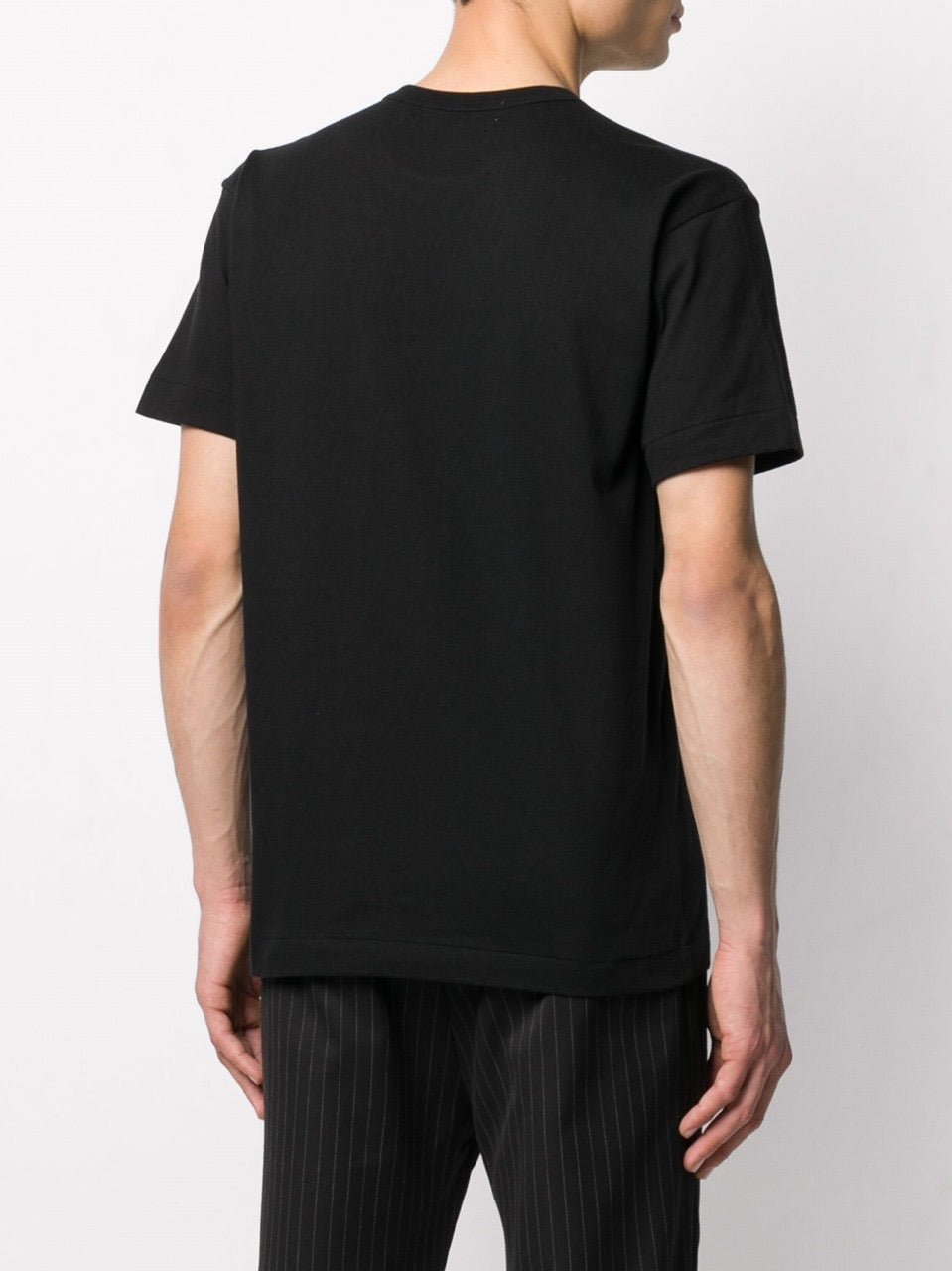 Camiseta minimalista da Comme des Garçons PLAY.