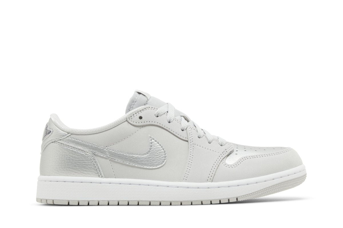 Tênis Air Jordan 1 Low OG Metallic Silver Cinza - Vista lateral