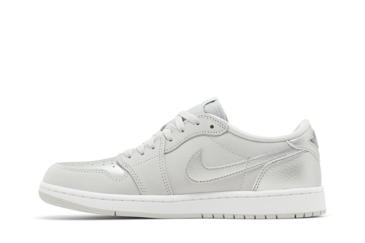 Tênis Air Jordan 1 Low OG Metallic Silver Cinza - Vista frontal