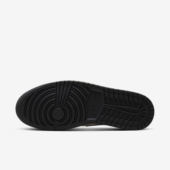 Tênis Air Jordan 1 Low x Paris Saint Germain em ambiente urbano