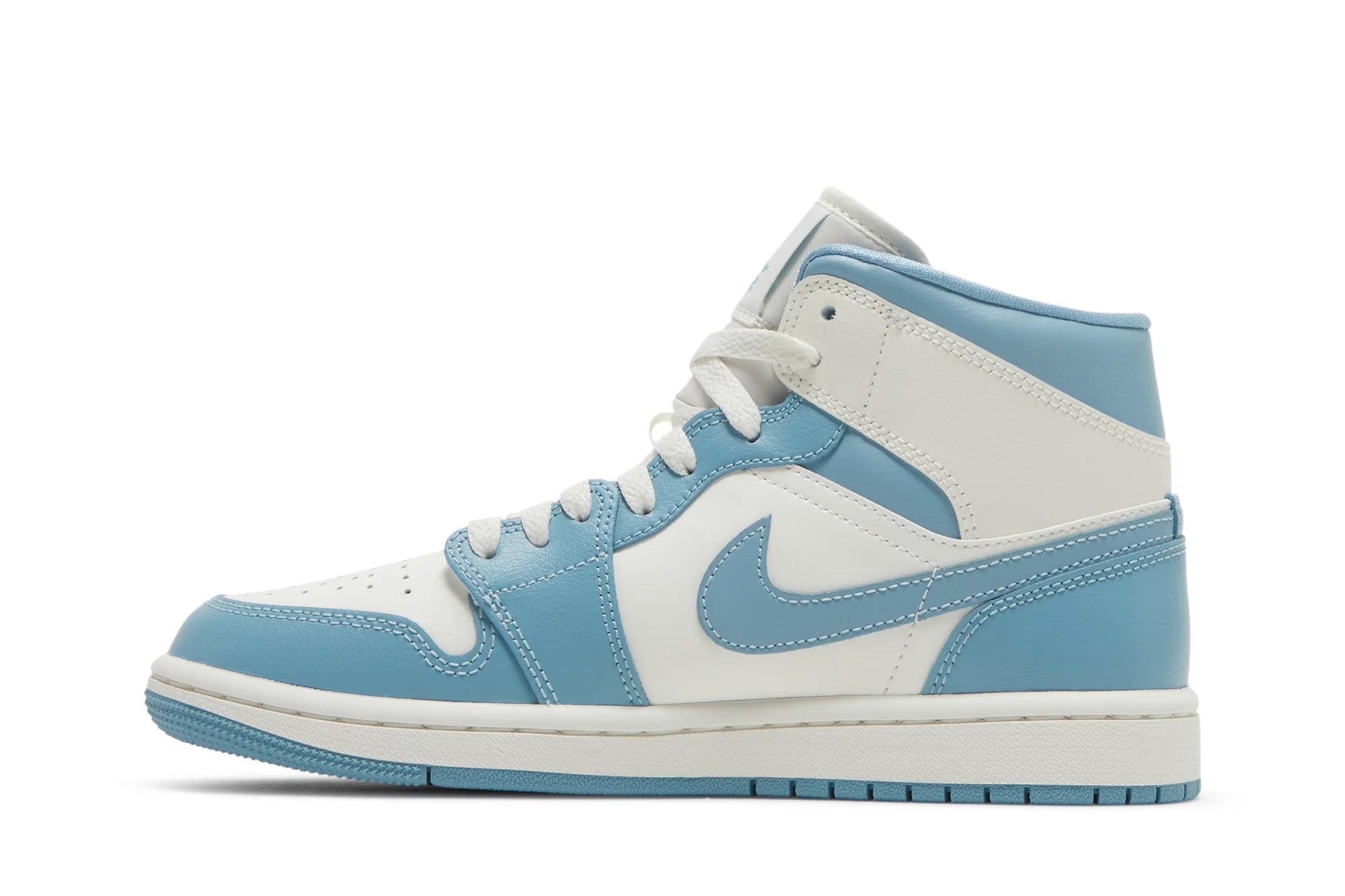 Tênis Air Jordan 1 Mid University Blue (UNC) Azul - Vista Traseira
