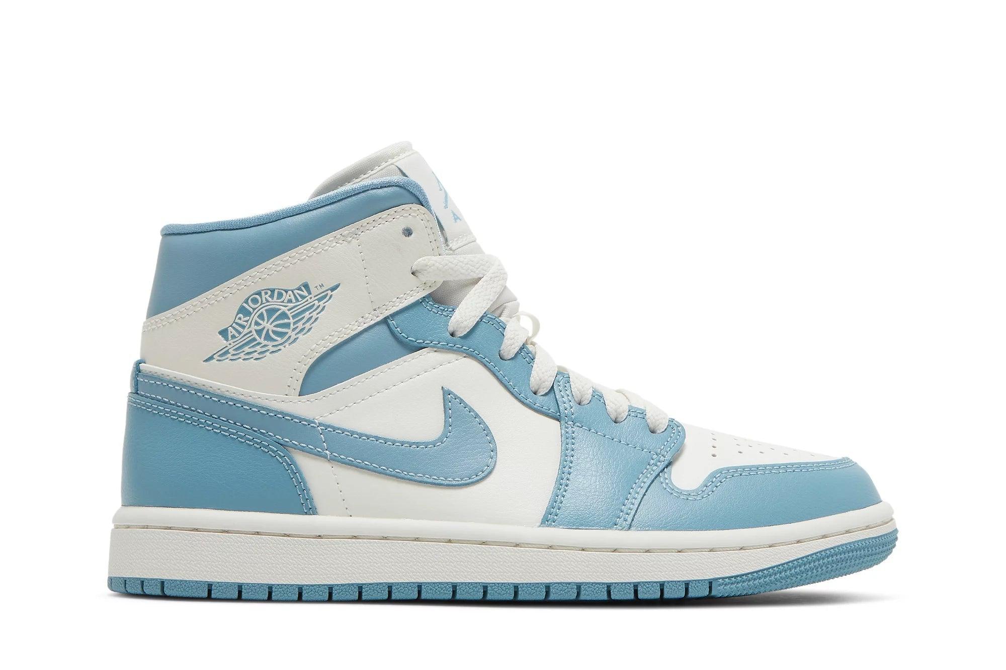 Tênis Air Jordan 1 Mid University Blue (UNC) Azul - Vista Lateral