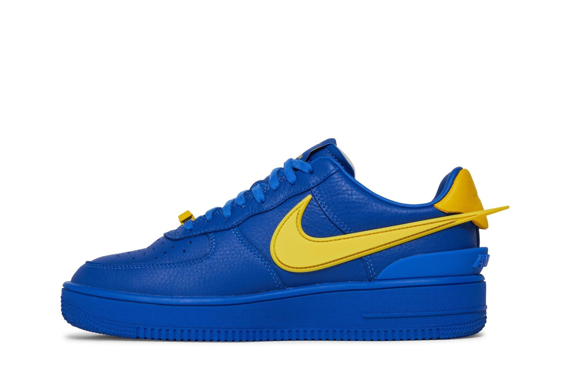 Tênis Ambush x Nike Air Force 1 Low Game Royal e Vivid Sulphur em ação