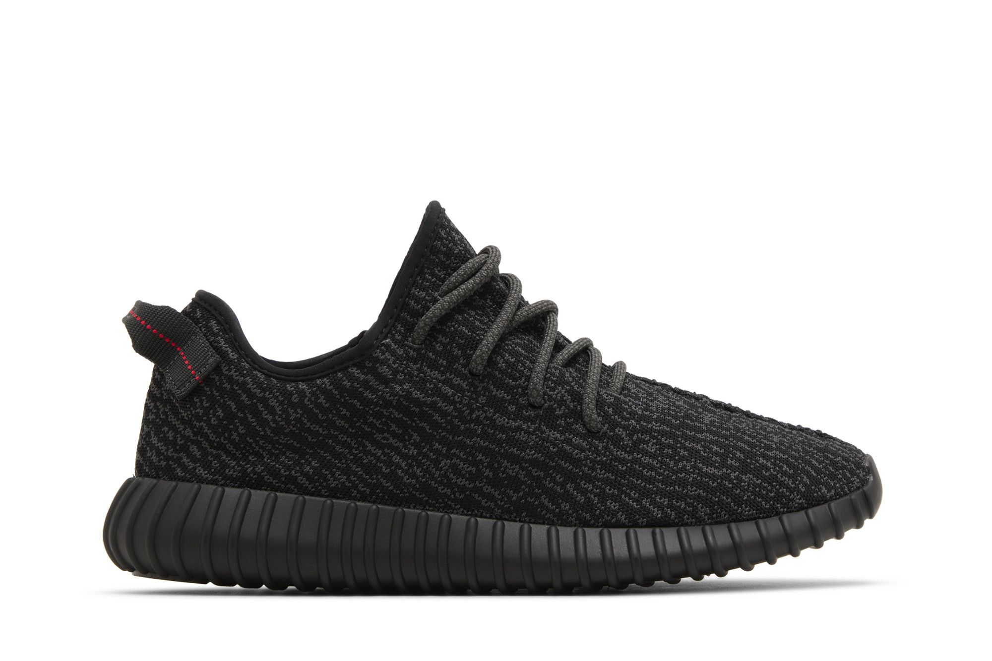 Tênis esportivo Yeezy Boost 350 'Pirate Black' edição 2023 da adidas exibido em vista lateral esquerda sobre fundo branco.