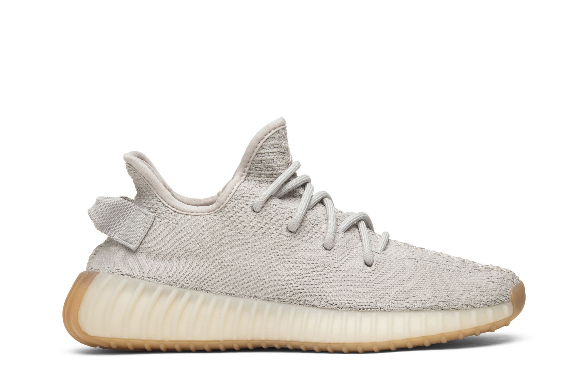 Imagem lateral do tênis Yeezy Boost 350 V2 'Sesame' em fundo branco, mostrando o lado externo do calçado.