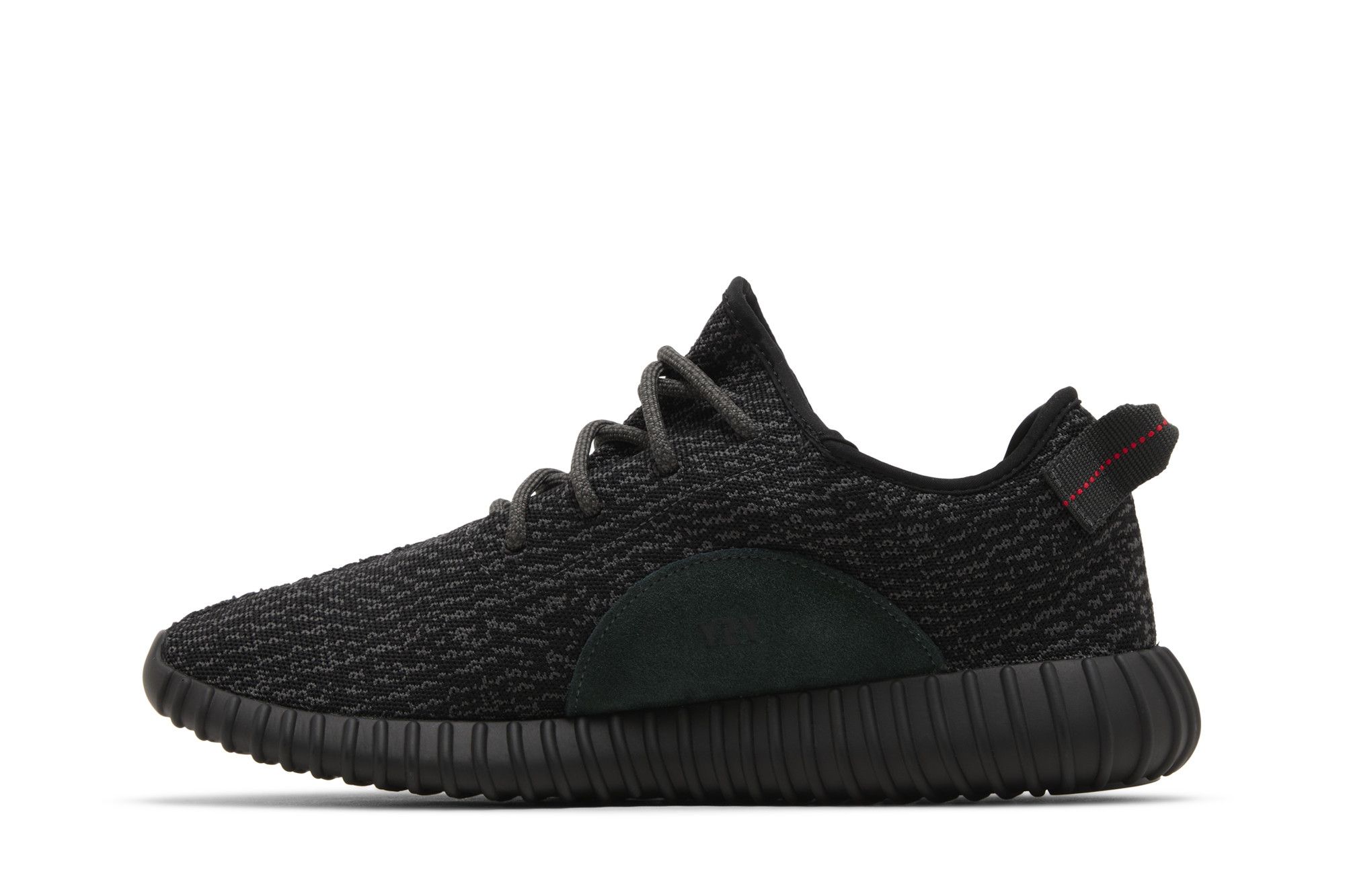 Tênis Yeezy Boost 350 'Pirate Black' 2023 da adidas visto em perfil lateral direita sobre fundo branco.