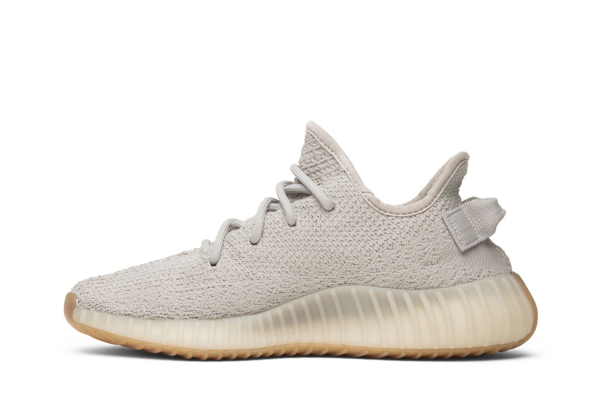 Imagem lateral do tênis Adidas Yeezy Boost 350 V2 'Sesame' em fundo branco, mostrando o lado interno do calçado.