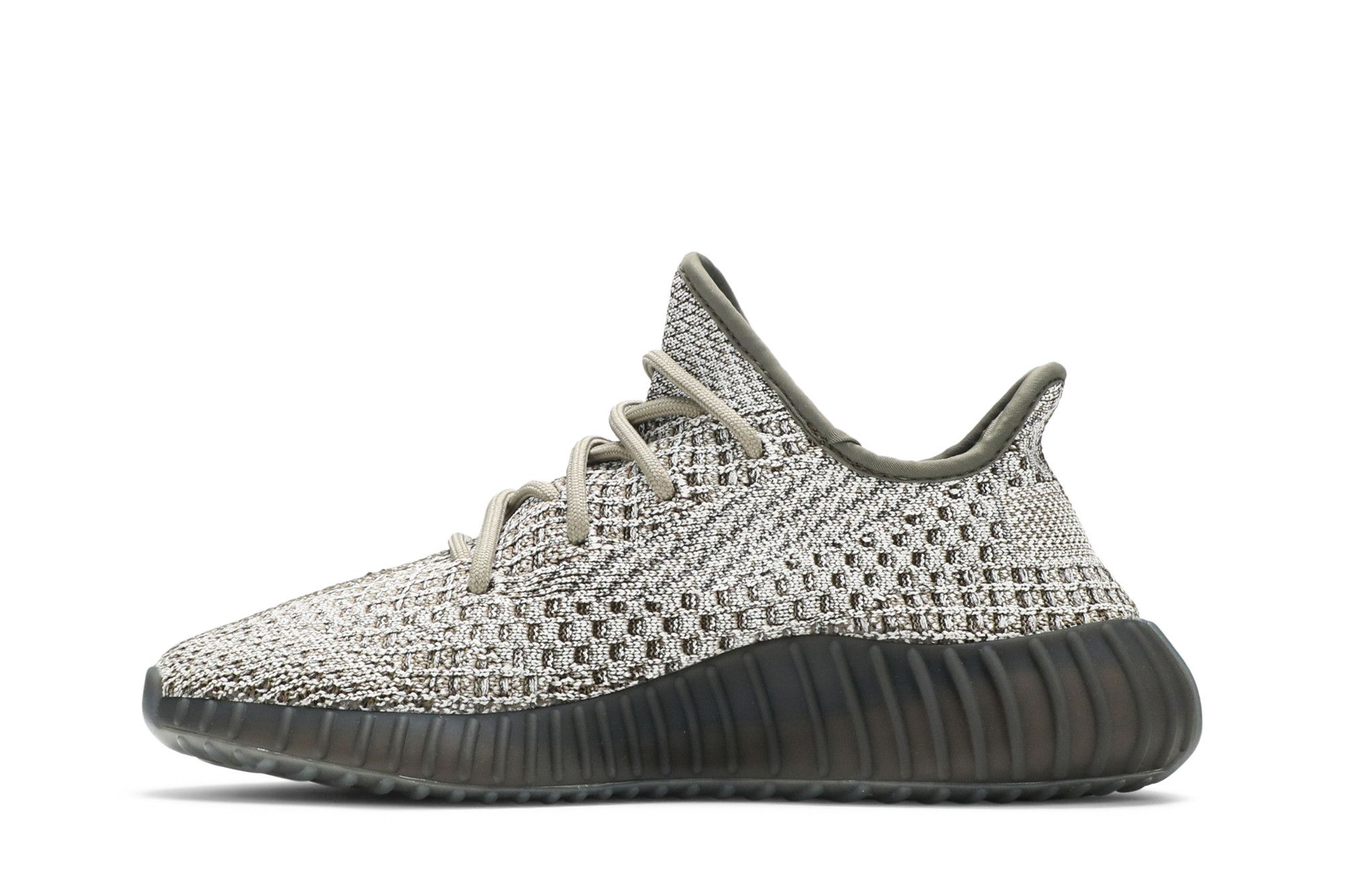 Imagem lateral direita do tênis adidas Yeezy Boost 350 V2 'Ash Stone' em fundo branco.