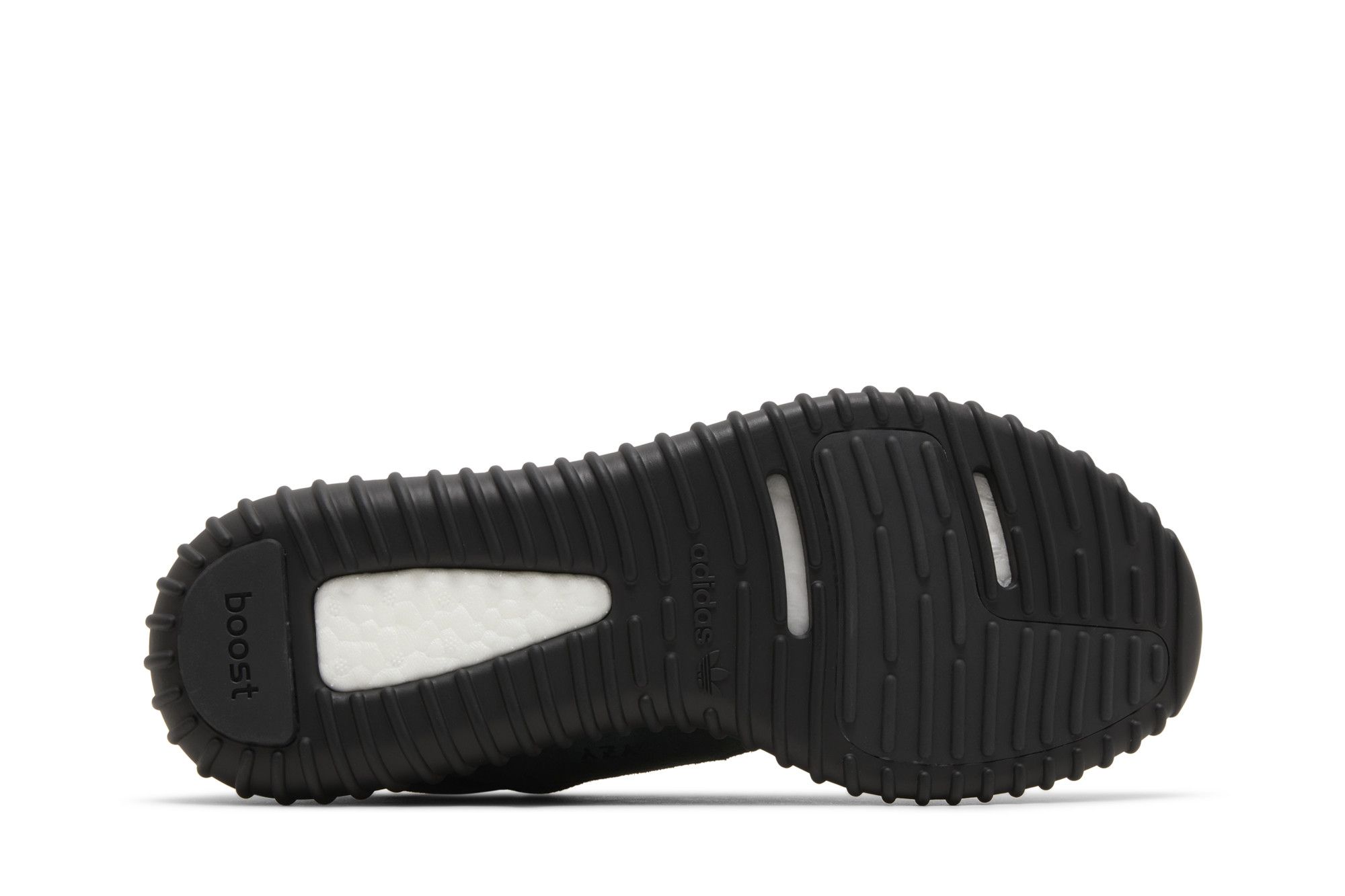 Vista inferior da sola do tênis adidas Yeezy Boost 350 'Pirate Black' 2023 contra fundo branco.