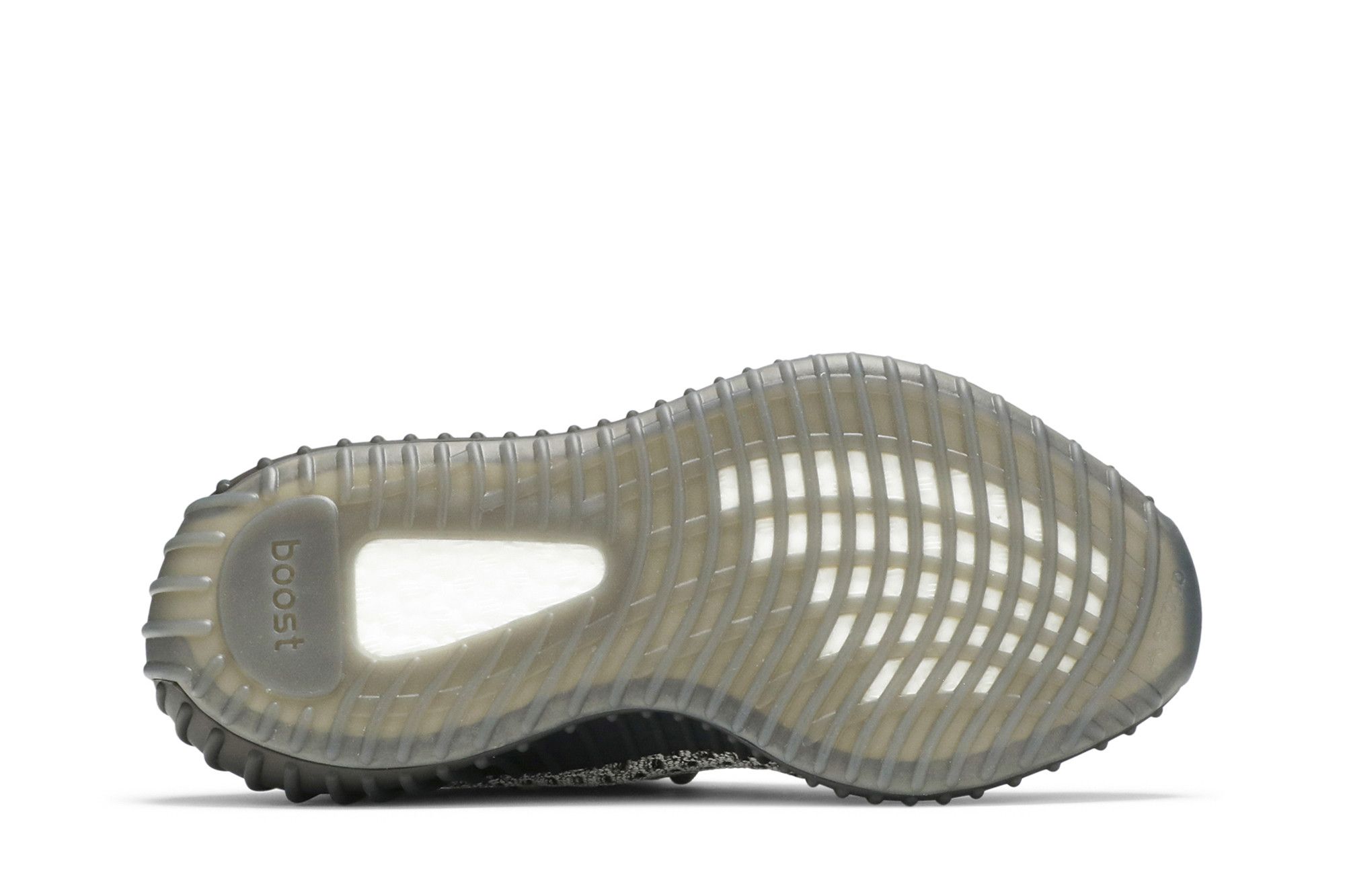 Visualização da sola do tênis adidas Yeezy Boost 350 V2 'Ash Stone' fotografada de baixo para cima.
