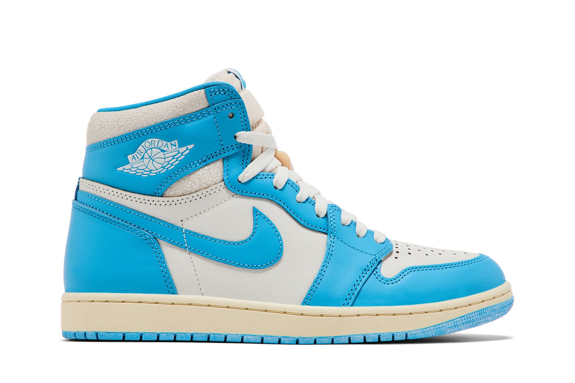 Tênis Air Jordan 1 Retro High OG 'UNC Reimagined' mostrado em perfil lateral direito contra fundo branco.