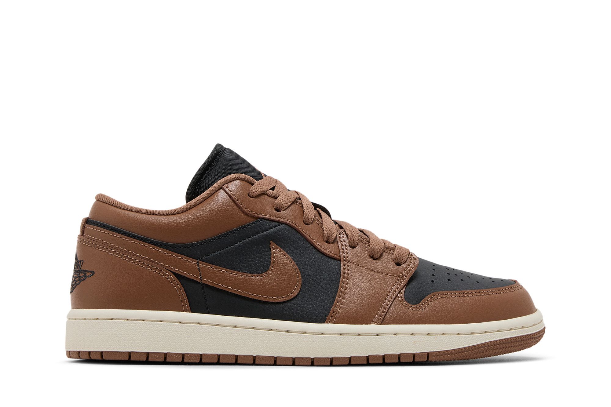 Imagem do tênis Wmns Air Jordan 1 Low 'Archaeo Brown' visto de perfil lateral direito com fundo branco.