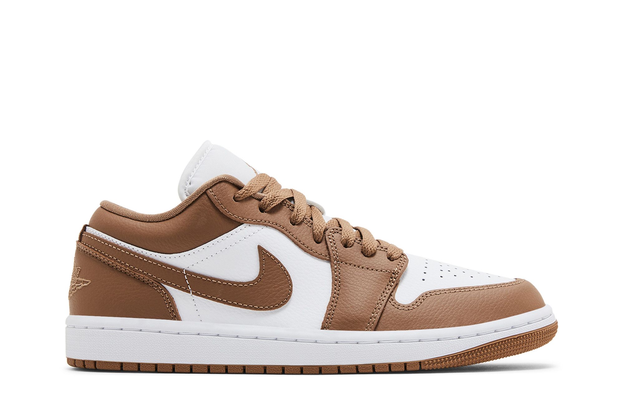 Vista lateral esquerda do tênis Wmns Air Jordan 1 Low 'Archaeo Brown' sobre fundo branco.