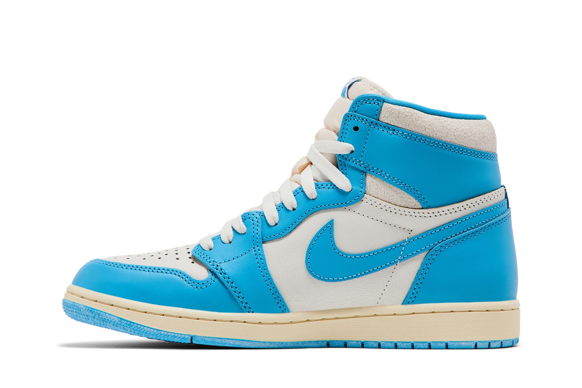 Tênis Air Jordan 1 Retro High OG 'UNC Reimagined' mostrado em perfil lateral esquerdo contra fundo branco.