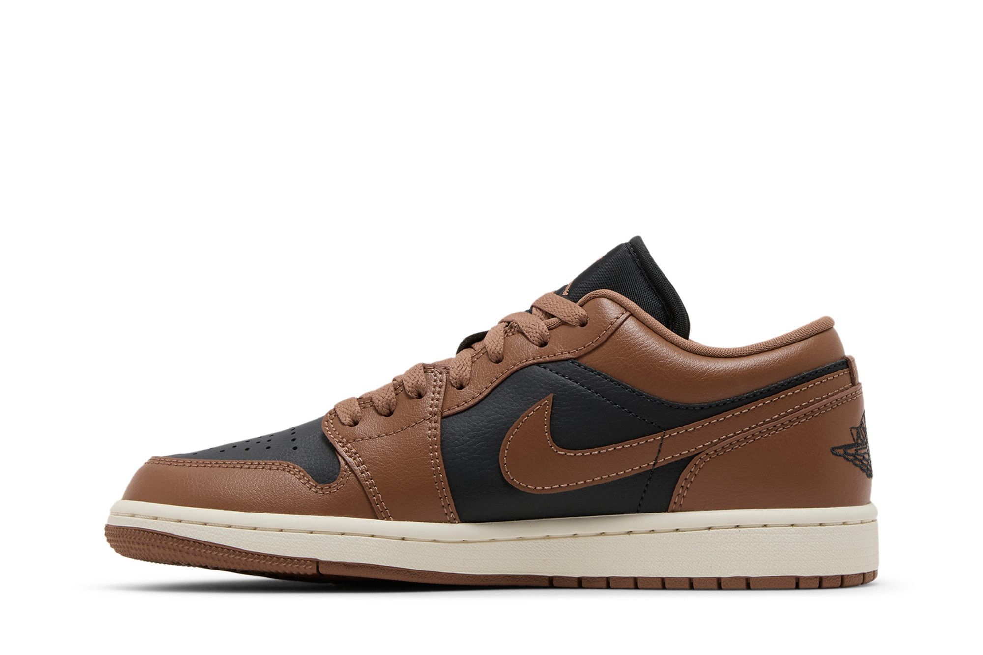 Imagem do tênis Wmns Air Jordan 1 Low 'Archaeo Brown' visto de perfil lateral esquerdo em fundo branco.