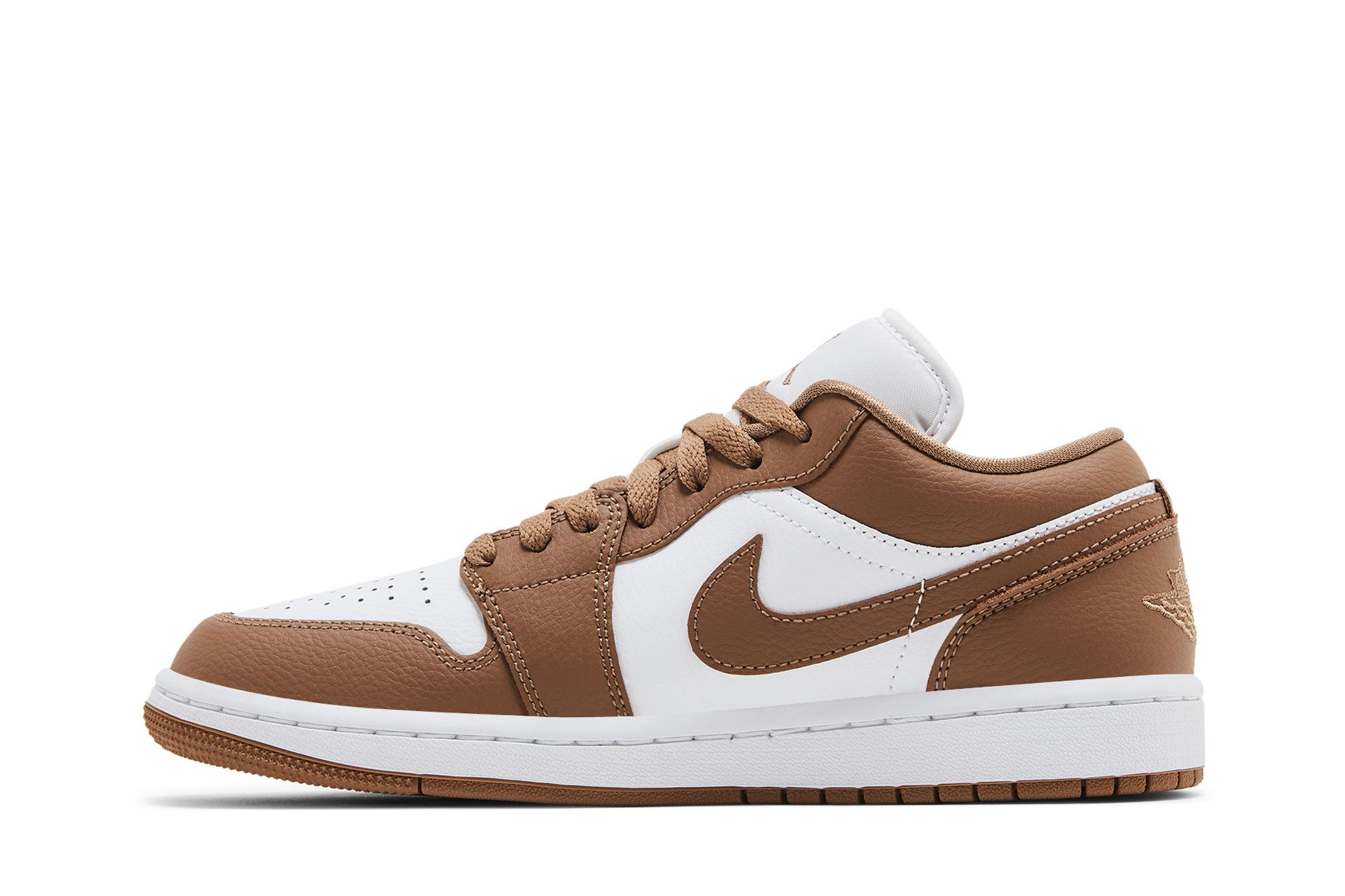 Vista lateral direita do tênis Wmns Air Jordan 1 Low 'Archaeo Brown' com fundo branco.