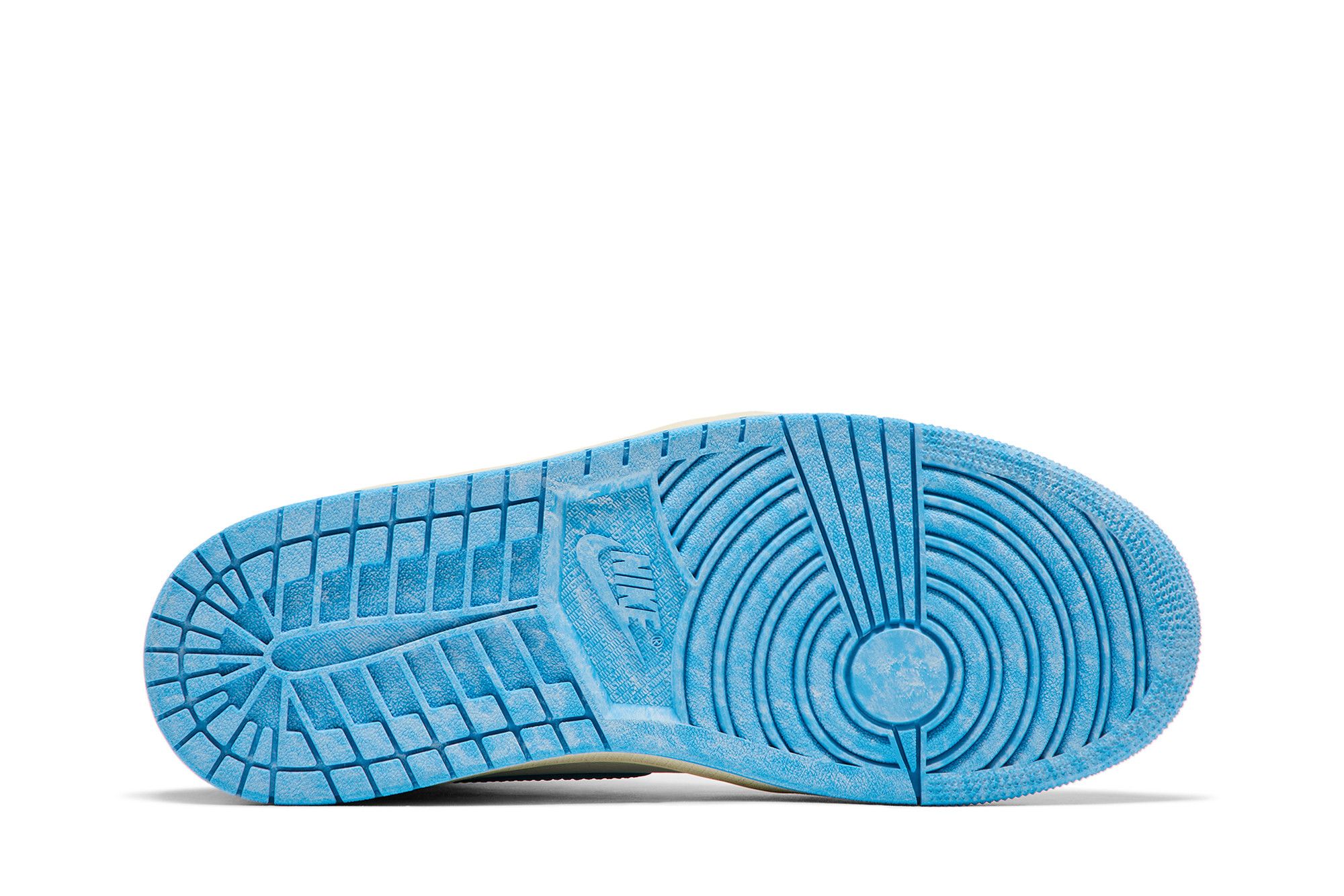 Imagem do solado do tênis Air Jordan 1 Retro High OG 'UNC Reimagined' vista de baixo contra fundo branco.