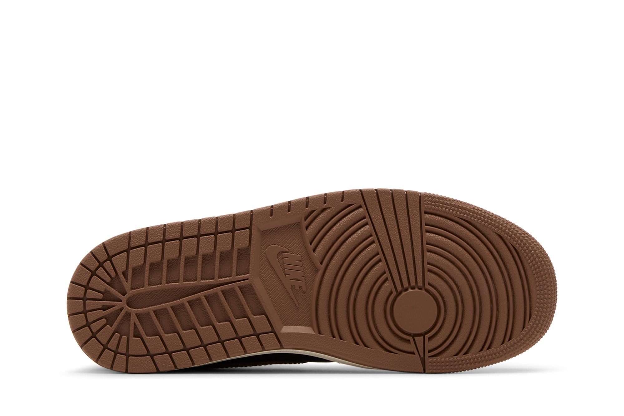Imagem da sola do tênis Wmns Air Jordan 1 Low 'Archaeo Brown' vista de baixo com fundo branco.